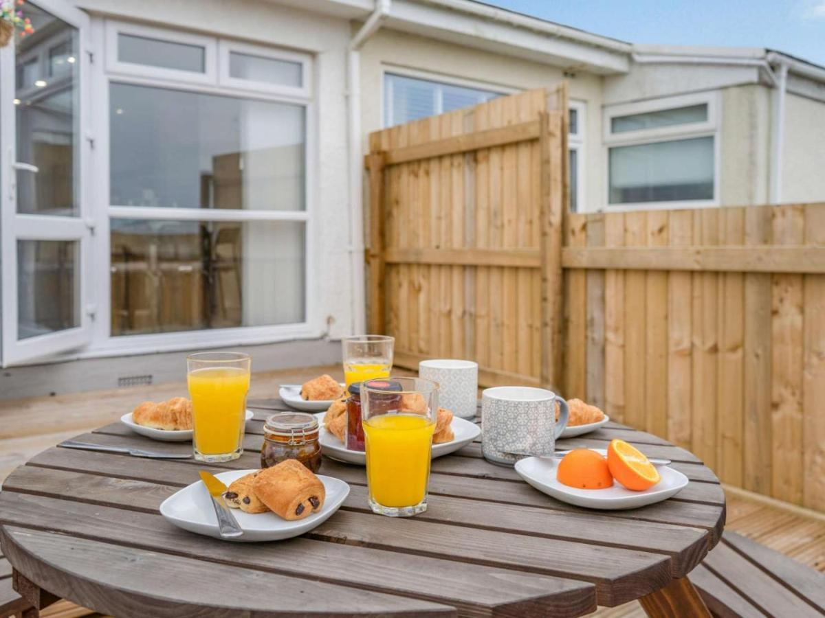3-Bed 5-6 Berth Modernised Bungalow! Tenby Kültér fotó