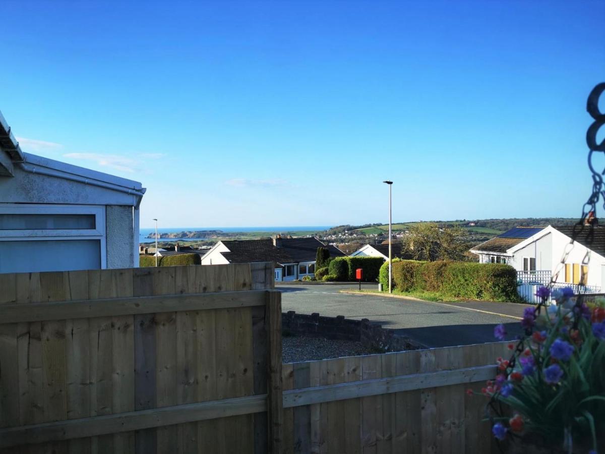 3-Bed 5-6 Berth Modernised Bungalow! Tenby Kültér fotó